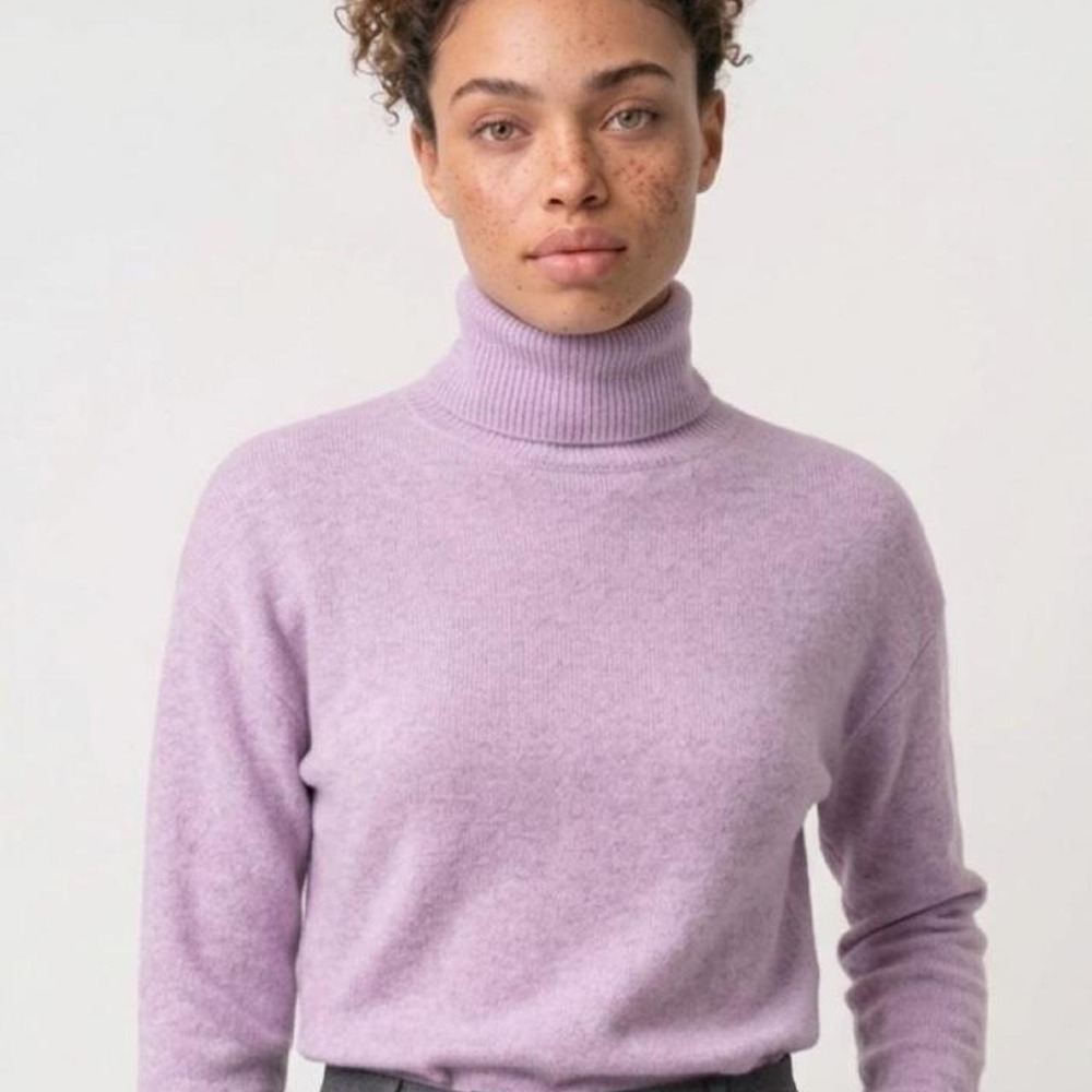 Lilac cashmere turtleneck sweater